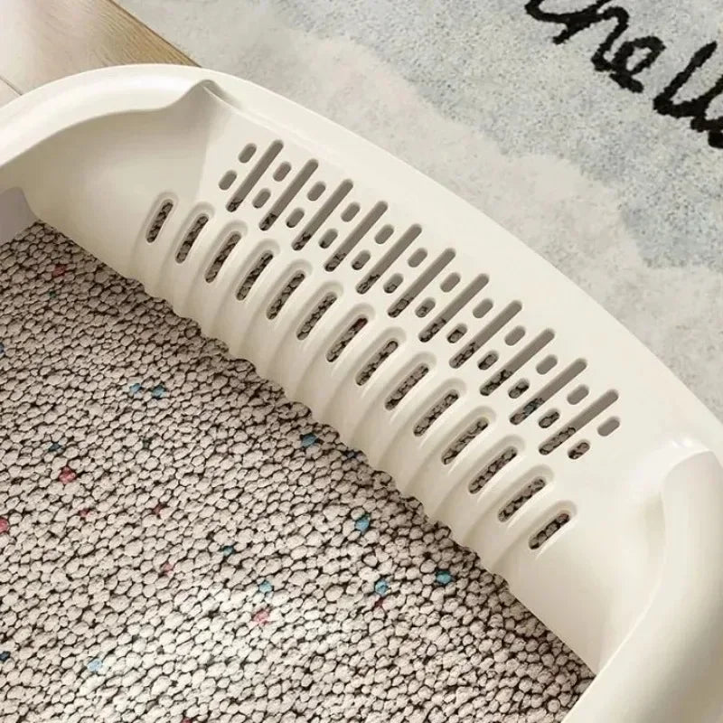 Beige Katzentoilette mit hohem Rand und Streuschutz