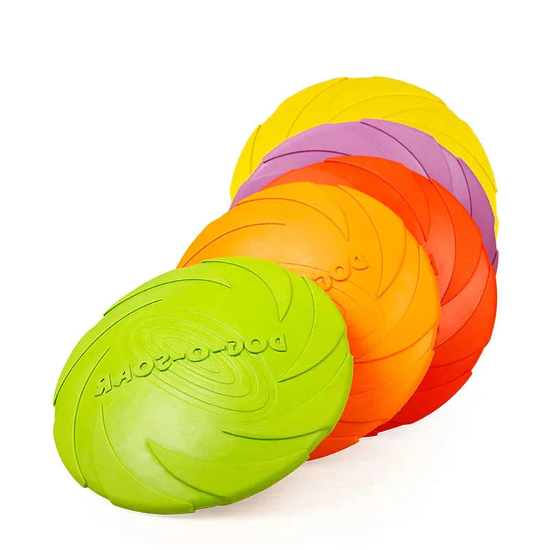 blauer hundespielzeug frisbee in verschiedenen farben