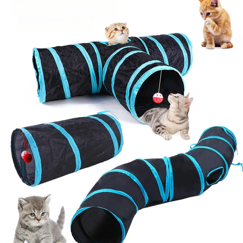 Katze spielt im Katzentunnel mit Spielball