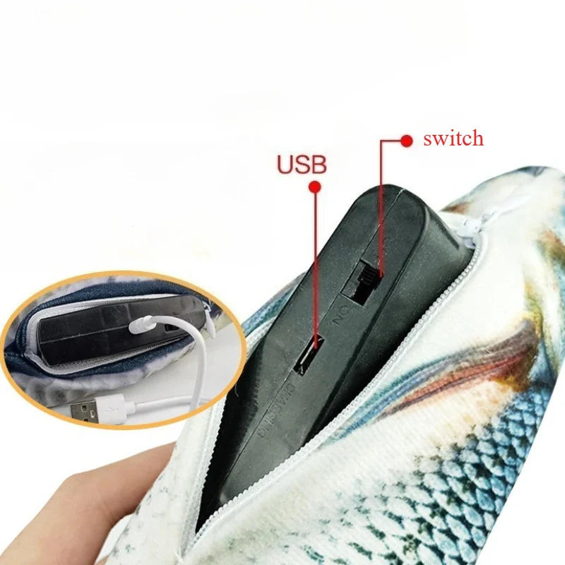 USB-Anschluss des Fischspielzeugs mit offenem Reißverschluss