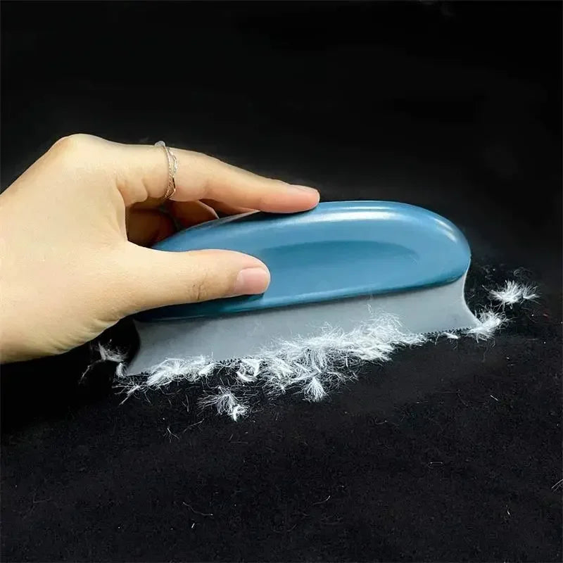 Katzenhaarentferner für unterwegs im Einsatz