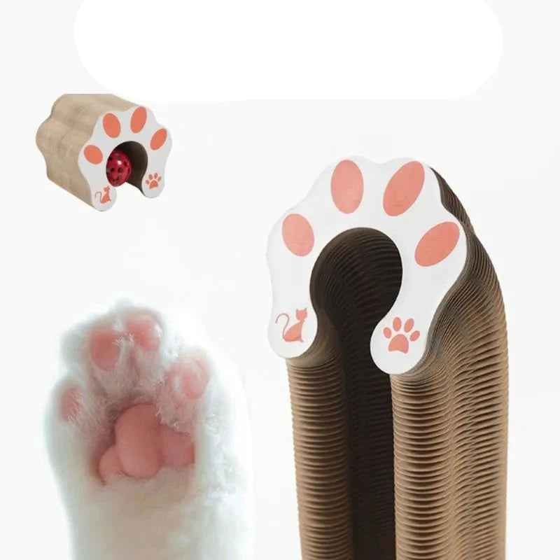 Interaktives Katzenkratzbrett mit Bahn und Ball